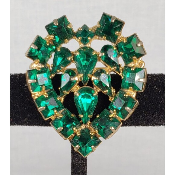 Vintage Emerald Green Rhinestone Heart Prong Set Gold Tone Brooch - Picture 13 of 16